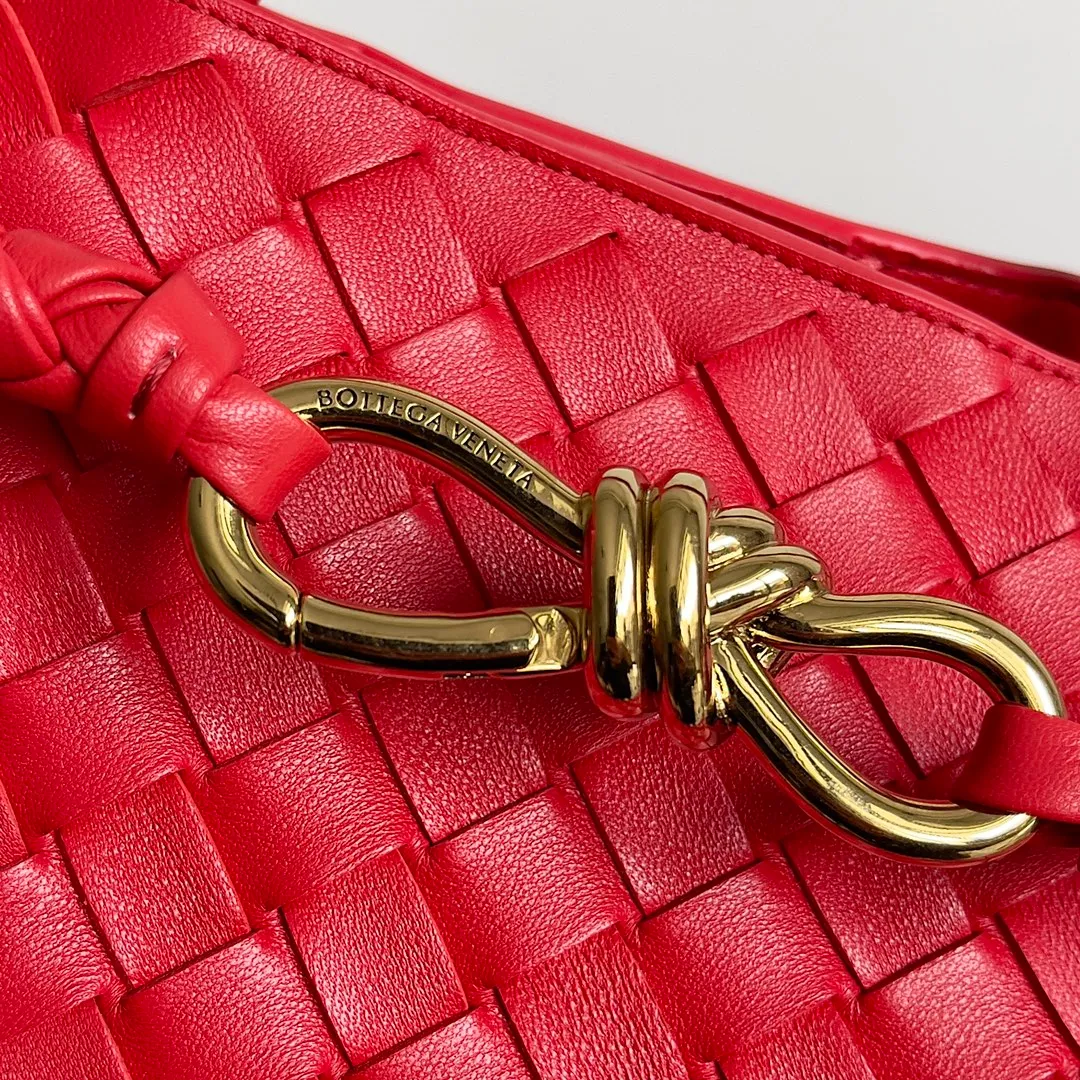 The 2023 new Andiamo batch of 2260 BV has been shipped‼ ️Really popular🔥The new Andiamo woven handbag launched by Bottega Veneta this season is really popular all over the world! ! Celebrities at home and abroad have worn it, and Oscar-winning actress Michelle Yeoh has taken it out on the street. Song Jia, Trai Yara, Yu Feihong, Sanji Ayaka, Rosie Hunting-Whiteley, Yoshioka Riho, etc. have all picked up this bag. It is classic and versatile, showing off its temperament, and the bag capacity is also large, which is very convenient for daily commuting! ! A variety of carrying methods, the shoulder straps can be adjusted by yourself, the original lambskin feels soft and delicate, and the unisex style breaks the gender boundaries and brings a more practical and long-lasting use experience. Andiamo, which has both elegant and casual styles, perfectly interprets the true appearance of "fashionable old money style". Style number: 743572 Size: 32*24*12